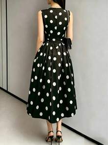 Elegante vestido de verano de mujer sin mangas con cuello en V, estampado de lunares, corte evasé y detalle anudado, para vacaciones - Blanco y Negro - Ver 2