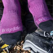 Bridgedale - HIKE Lightweight Merino Performance Boot Socks For Women - Negro / Morado - Ver 2