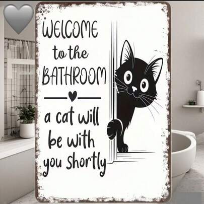 Trang trí phòng tắm 2D phẳng ngộ nghĩnh - Biển gỗ cổ điển "Chào mừng đến phòng tắm - Một chú mèo sắp vào cuộc với bạn" với hình ảnh chú mèo đen đang nhìn trộm, thích hợp làm tranh treo tường, quà tặng hoặc trang trí văn phòng/phòng khách, tác phẩm nghệ thuật thủ công, bảng trang trí, dành cho người nuôi thú cưng, người trang trí nhà cửa.