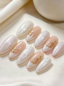 Móng tay giả acrylic hình hạnh nhân kiểu Pháp thanh lịch, thiết kế xoáy màu nude và trắng với họa tiết dập nổi vàng, móng giả acrylic có thể tái sử dụng, phù hợp cho phụ nữ sử dụng hàng ngày, dự tiệc và đám cưới. - trắng - Xem 5