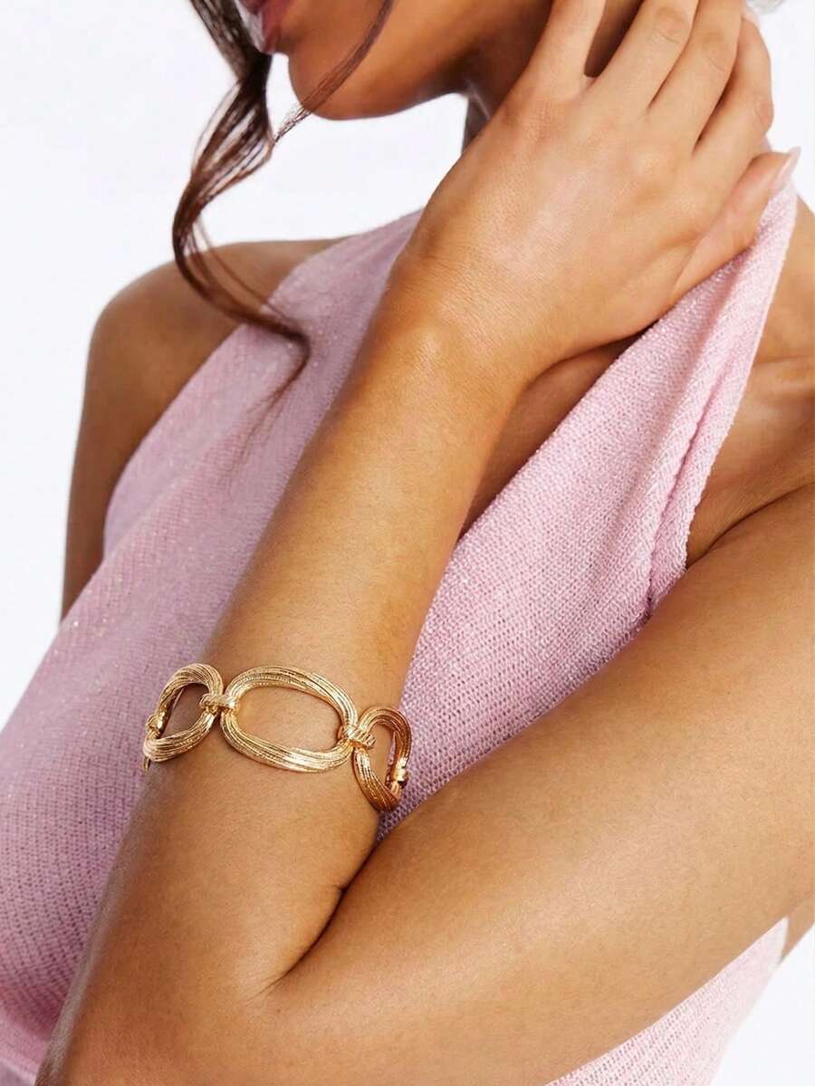 Brazalete de cadena de metal hueco de gran tamaño, diseño exagerado europeo y americano, brazalete abierto minimalista de alta gama, accesorio para ir al trabajo - Pulsera con hebilla redonda grande - Ver 1