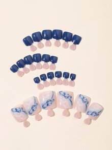 24 Peças Conjunto de Adesivos de Unhas Azuis Degradê Médio Quadrado. Com cor de base nude combinada com degradê azul marinho profundo e acentos de cor sólida, criando uma pedicure de verão elegante e na moda. Adequado para uso diário, viagens à praia e férias, esses adesivos de unhas dos pés multifuncionais são reutilizáveis. - Azul - Visão 2