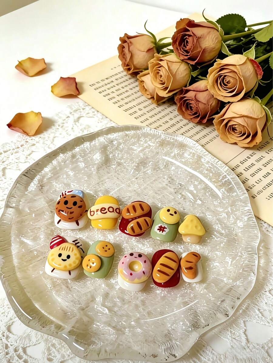 10片手工方形短指甲贴纸 - 夏季美甲风格。方形指甲贴纸（短款），采用3D立体设计。可爱甜美的美甲：美食图案，面包和甜甜圈造型。卡通风格的方形短假指甲，散发复古优雅气息。高品质方形短指甲全覆盖贴纸，适合女士日常佩戴或度假使用。美甲用品。 - 彩色 - 查看 1