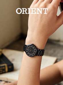 Orient 这款女士腕表采用全黑陶瓷钢表带，搭配镶钻表盘和玫瑰金指针，尽显奢华优雅，质感出众。腕表搭载精准的石英机芯，防水耐用，适合日常通勤、约会等多种场合佩戴。 - 黑色 - 查看 3