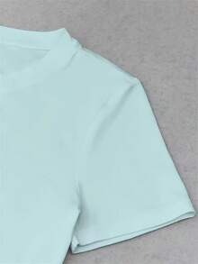 Camiseta con "Brasil" escrito a mano cruzado por una línea horizontal y grandes letras coloridas "BRASIL" en esquema de color verde/naranja/azul/rojo, formando un patrón de arte textual con un tema nacional. Un atuendo de verano caliente para mujeres, top ultraligero y ajustado con escote en V - cielo - Ver 2