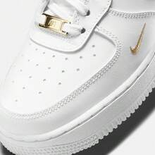 Nike 女款 WMNS AIR FORCE 1 07 ESS 休闲运动鞋，低帮，CZ0270-106 - 白色 - 查看 9