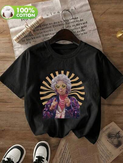 《女性日报》重点推荐：图中这位银发酷奶奶是美剧《保姆》中的经典角色耶塔·罗森伯格，由演员安·摩根·吉尔伯特饰演。圆领短袖休闲T恤，适合春、夏、秋季穿着。