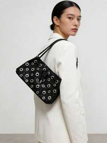 Bolso de hombro con diseño hueco, bolso de mano con remaches triangulares personalizados, estilo funcional para mujer - Negro - Ver 3