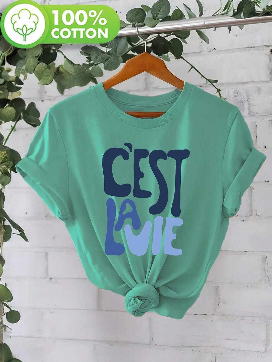 Camiseta Feminina 100% com Estampa Gráfica - "C'est La Vie" Manga Curta Gola Redonda Top Casual, Branca com Letras Azuis, Modelagem Regular para Primavera e Verão, Camisetas Femininas, Camiseta de Textura Macia, Tecido Respirável, Top para o Dia a Dia, Estilo Relaxado, Camiseta Leve, Camiseta - Verde - Visão 1