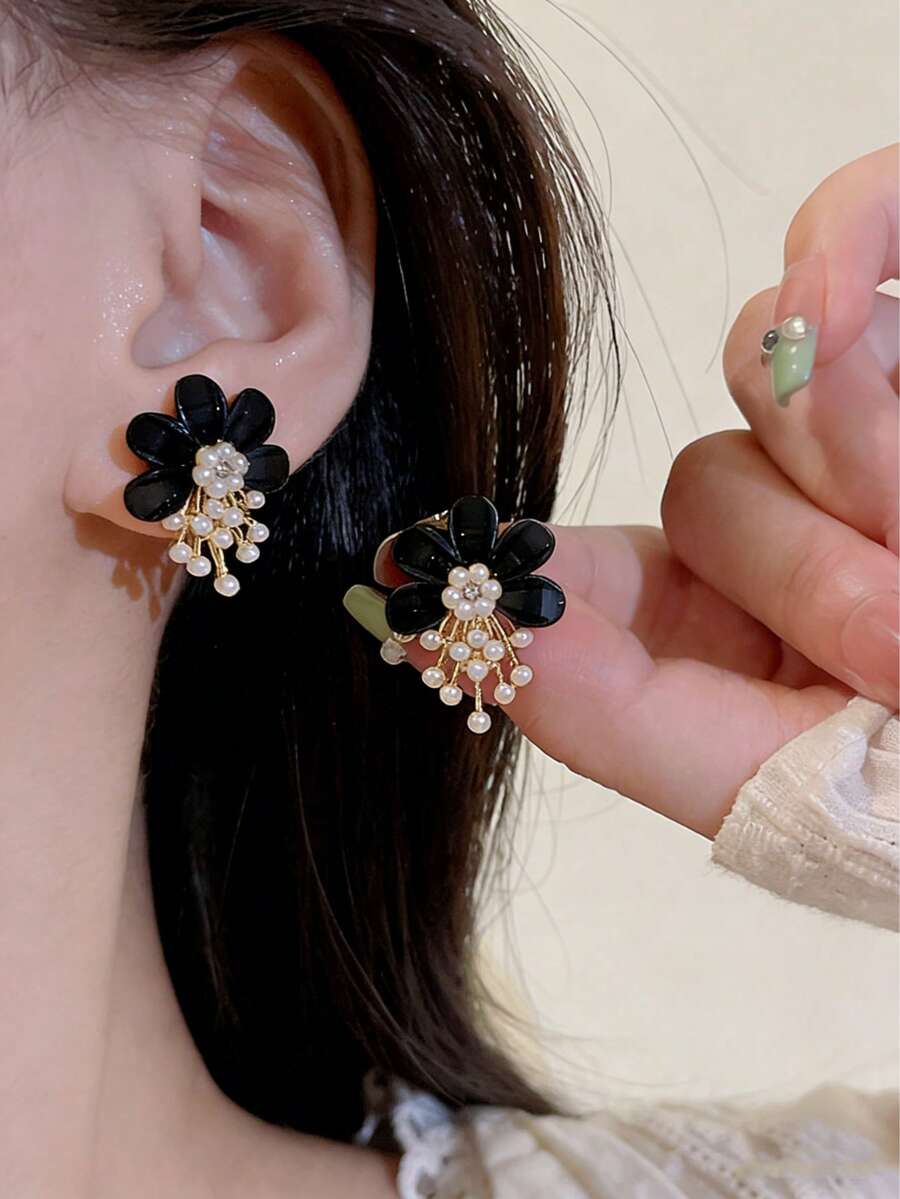 一对黑色优雅时尚可爱小众花朵耳环,适合女性日常、节日和派对佩戴。 - 黑色 - 查看 1