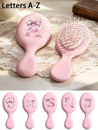 1 chiếc lược massage mini màu trơn có nơ và chữ cái A-Z trang trí, lược massage du lịch cầm tay, lược chải tóc mini có nơ, lược chải tóc ướt mini, lược hình hoạt hình có túi khí, lược du lịch mini, phù hợp với hầu hết các loại tóc, dễ chải và gỡ rối, kích thước nhỏ gọn, dễ mang theo, tay cầm được thiết kế vừa vặn với cơ thể, thoải mái khi sử dụng, nhiều màu sắc để lựa chọn, món quà tốt nhất cho người yêu, bạn bè, gia đình, giáo viên, mùa tựu trường.