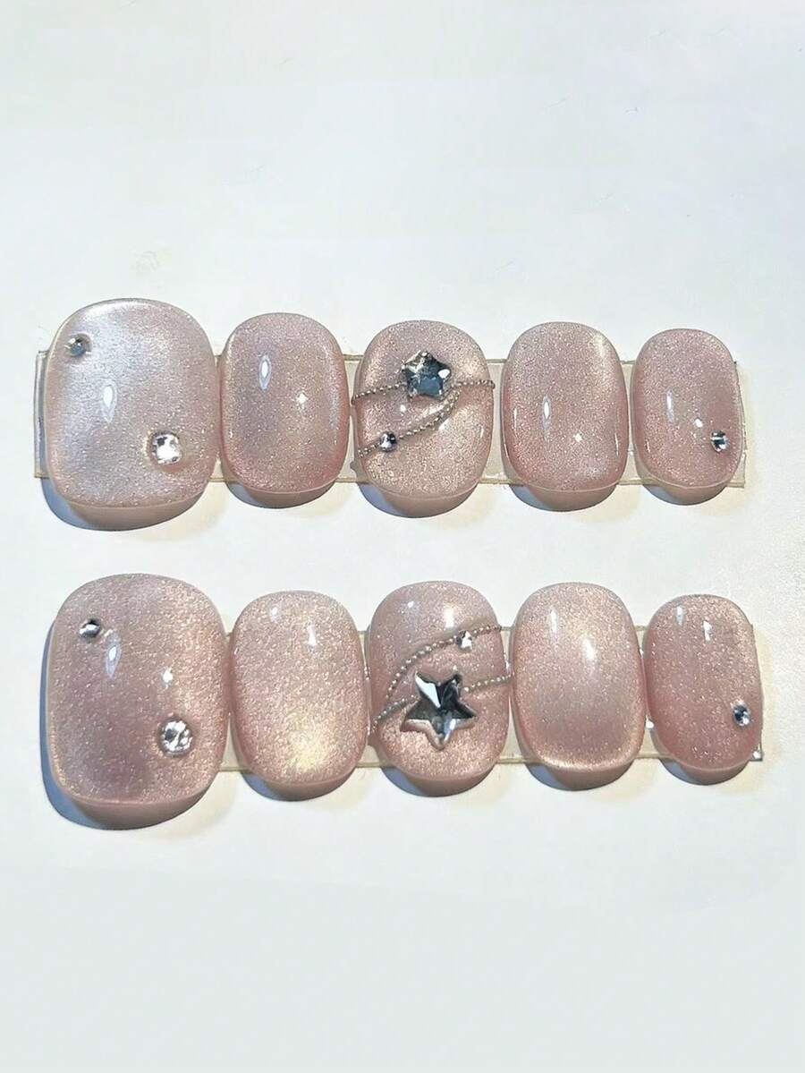 这款名为“银链裸钻”的10件装耳环，以裸色猫眼底色为底，巧妙地融合了链条和钻石细节，光泽感十足，宛如精细的金属织物，链条轮廓与钻石光芒交织而成。大胆前卫的造型，既引人注目又不失精致优雅。 - 粉色 - 查看 1