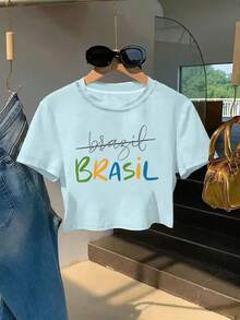 Camiseta con "Brasil" escrito a mano cruzado por una línea horizontal y grandes letras coloridas "BRASIL" en esquema de color verde/naranja/azul/rojo, formando un patrón de arte textual con un tema nacional. Un atuendo de verano caliente para mujeres, top ultraligero y ajustado con escote en V - cielo - Ver 6