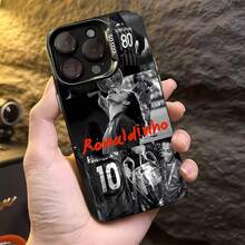 Funda para teléfono con estampado de leyendas del fútbol, compatible con fundas para teléfonos :  17,  16 Pro Max,  15 Pro Max,  13 y  12. Fabricada en TPU, con un diseño elegante que ofrece protección contra golpes y caídas. Un regalo ideal para familiares, amigos, seres queridos, novios, novias, para fiestas y aniversarios. - Negro - Ver 3