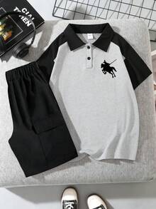 2件組青少年男孩時尚 Polo 衫與短褲套裝，印花 Polo Logo 圖案，適合日常穿著與運動服，返校季 - 彩色 - 查看 2