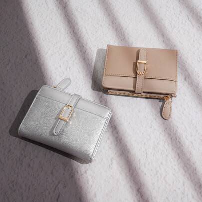 Ví nam ngắn bằng da PU kiểu chắp vá Châu Âu và Mỹ, ví da gập đôi tối giản với tông màu bạc.