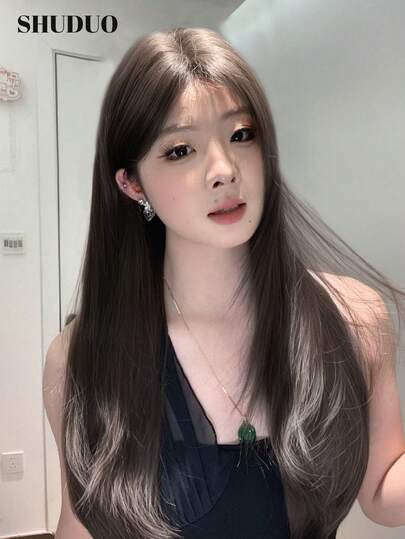 SHUDUO Peluca sintética de 26 pulgadas de largo con un estilo recto natural en un impresionante color marrón chocolate. Diseño de raya al medio, está hecha de fibra resistente al calor para garantizar la durabilidad. Esta pieza de cabello postizo es perfecta para el uso diario de la Sra., ofreciendo una apariencia natural y realista que imita. También es un regalo para mujeres.