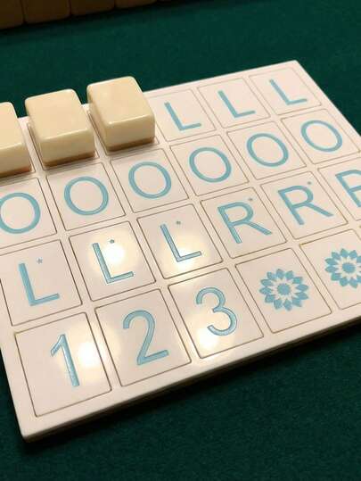 1套麻将游戏套装，传统中国麻将牌，木制牌架方便收纳，适合2-4人家庭玩麻将，是客厅娱乐的理想之选，趣味室内游戏，经典麻将套装，适合社交聚会。