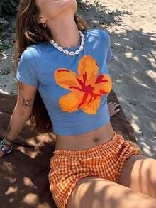 Áo thun crop top ôm sát in họa tiết hoa dâm bụt phong cách Y2K Vibe Baddie, phối màu xanh dương và cam. Hoàn hảo cho phong cách nghỉ hè trên bãi biển và trang phục thường ngày mùa hè, một chiếc áo ôm sát thanh lịch mang đậm phong cách "Coconut Girl" cổ điển. - Màu xanh lam - Xem 4