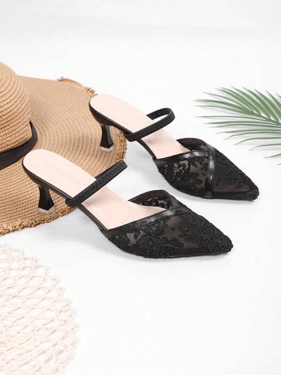 1 đôi dép cao gót hở gót màu đen cỡ lớn thời trang dành cho nữ tuổi teen, màu trơn với họa tiết lưới rỗng thêu, phối da và thiết kế khóa một quai tối giản cổ điển, mũi nhọn, gót dày, kiểu dáng thanh lịch, thích hợp cho công sở, đi học, dạo phố, mùa xuân/hè.