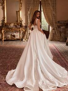 Vintage Square Neck Lace Bodice Satin Ball Gown Wedding Dress With Train, Wedding Dresses For Bride, Elegant And Comfortable, Includes Plus Sizes, Bridal Gown, Formal Dresses For Women, Suitable For Wedding, Party, Vacation, Bride, Formal Occasions, Dinner Dress, Prom Dress, After-Party Dress, Homecoming Dress, Cocktail Party, Birthday Party, Celebration, Gala, Festival, Ceremony - trắng - Xem 1