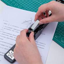 Máy dập ghim xoay 360°, có thể ghim 25 tờ, kèm 1000 ghim, thiết kế bằng nhựa ABS bền chắc, thích hợp cho văn phòng/nhà/trường học (Màu đen) - đen - Xem 4