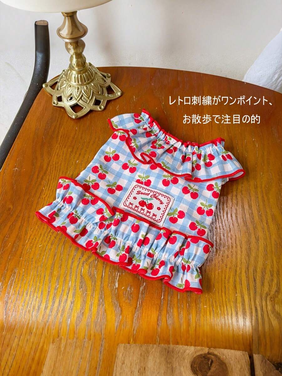 可爱樱桃格子狗狗连衣裙，荷叶边装饰；甜美无袖宠物背心，红色滚边；透气舒适，适合夏季穿着；时尚中小型犬服装，复古刺绣细节；适合日常散步、玩耍和拍照。