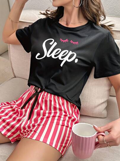Bộ đồ ngủ 2 mảnh màu xanh in họa tiết gồm áo tay ngắn và quần short dành cho nữ.