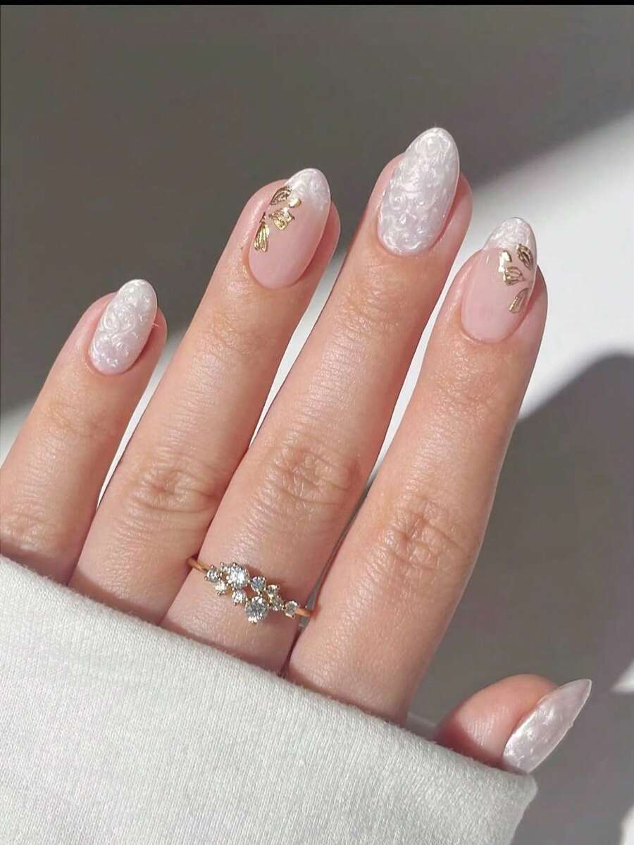 Móng tay giả acrylic hình hạnh nhân kiểu Pháp thanh lịch, thiết kế xoáy màu nude và trắng với họa tiết dập nổi vàng, móng giả acrylic có thể tái sử dụng, phù hợp cho phụ nữ sử dụng hàng ngày, dự tiệc và đám cưới. - trắng - Xem 1