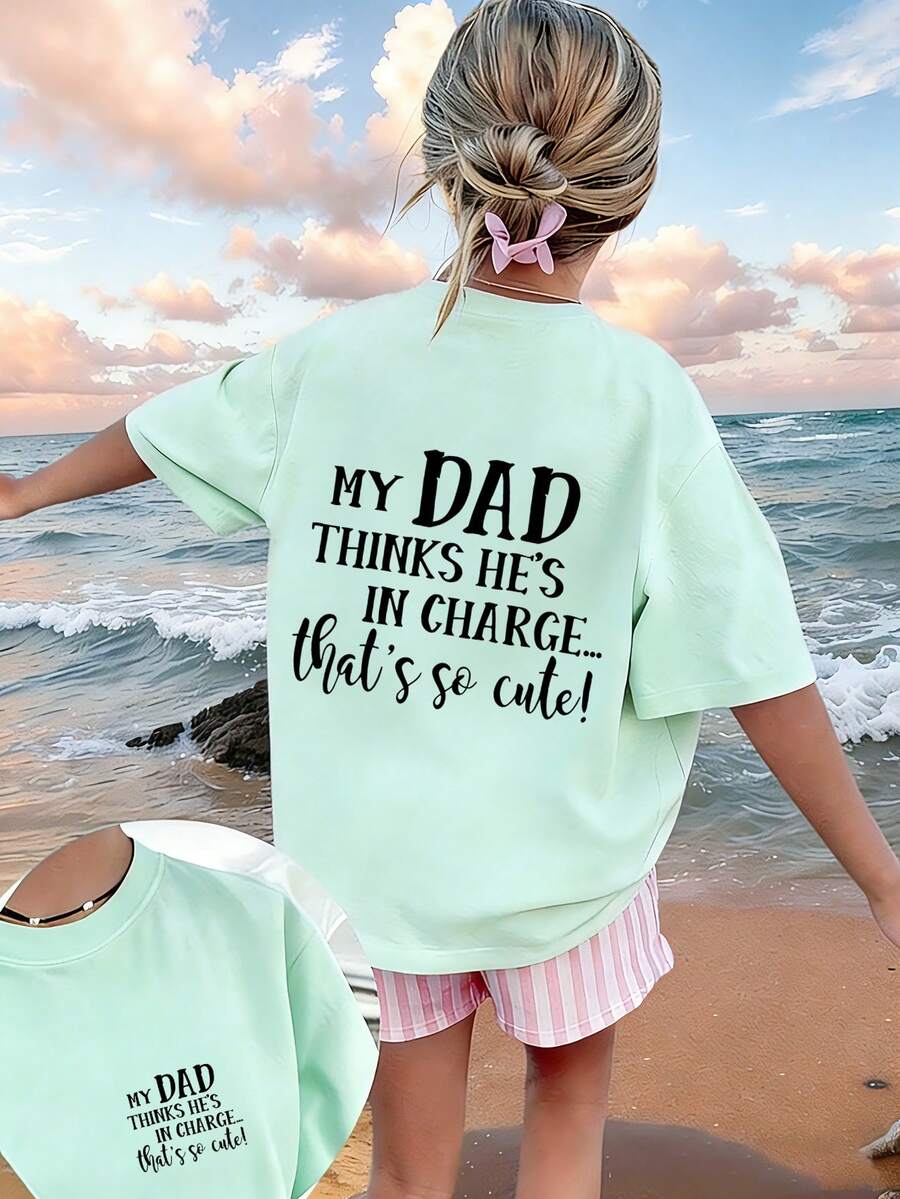 Camiseta gráfica para niña preadolescente "Mi papá cree que está a cargo... ¡Qué lindo!" Adecuada para deportes al aire libre, uso casual diario, tops casuales de primavera/verano de moda para niñas - verde menta - Ver 1