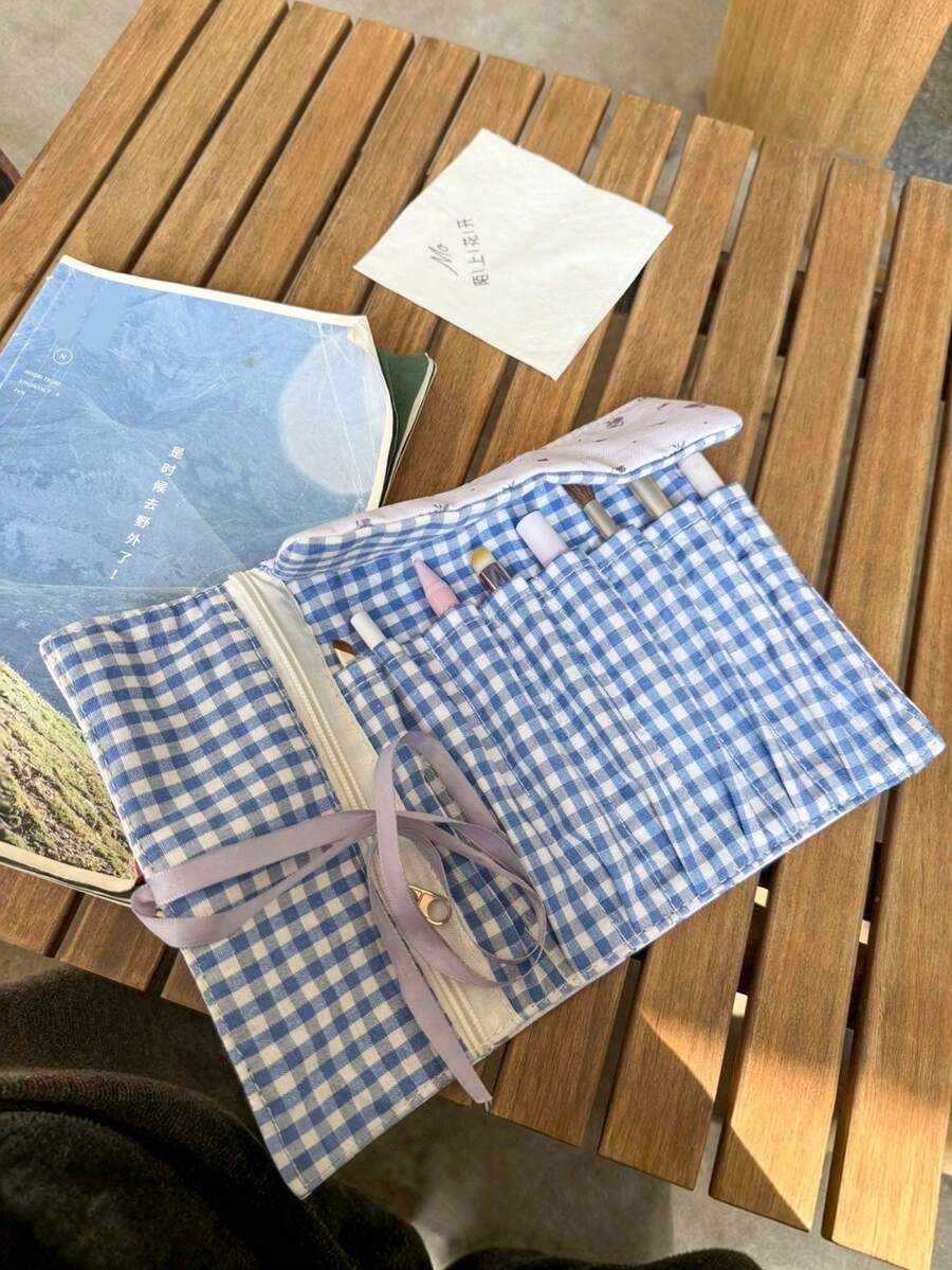 1个紫色碎花图案化妆包，可爱印花化妆工具收纳袋，多口袋设计，可用作化妆包或旅行包，收纳眉笔、化妆刷、眼影盘、乳液、口红等化妆必备品。非常适合化妆品收纳、房间装饰、旅行，是送给女性的完美礼物。