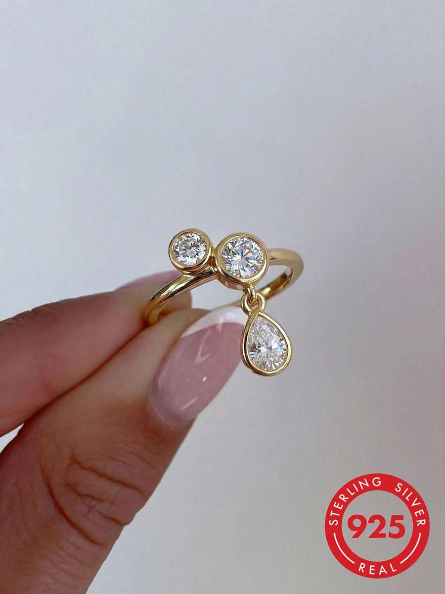 1枚优雅水滴形锆石吊坠戒指，925纯银材质，精致独特，是女性参加派对和舞会的完美之选，也是送给女友的理想周年纪念礼物。
