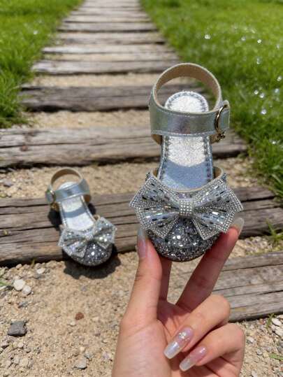 A Pair Of 2026 New-Style Girl's Sequined Bow + Full Sequin Decoration Shiny Material + PU Material Sandals, With Flat Heels, Elegant Princess Style, Suitable For Stage Performances / Flower Girl Costumes / Daily Wear