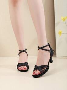 Zapatos de baile latino de satén con tacón bajo de 5 cm para mujeres, de color negro, con puntera abierta, decoración con hebilla, adecuados para baile latino, salsa, jazz y actuaciones de baile profesional - Negro - Ver 2