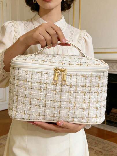 1 pièce Grand sac de toilette portable et mignon pour femmes, avec motif à rayures dorées. Sac à maquillage, cadeau de mariage, de Noël. Sac de rangement pour serviettes hygiéniques, sac à maquillage, boîte de rangement. Grand sac de voyage pour maquillage portable. Sac de rangement pour articles de toilette et essentiels de voyage, avec fermeture éclair. Grand sac de rangement, élégant minimaliste. Sac de rangement pour cosmétiques et essentiels, peut être utilisé comme cadeau.