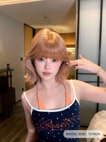alicegarden Peluca Bob Corta Sintética de 12 Pulgadas de Largo con Apariencia de Cabello Rizado Natural en un Impresionante Color Oro Lino. Diseñada con Flequillo, esta Peluca Falsa es Perfecta para el Uso Diario, Fiestas y Cosplay de las Señoras, Ofreciendo una Peluca Natural y Duradera como Regalo para Damas. - Lino Dorado - Ver 2