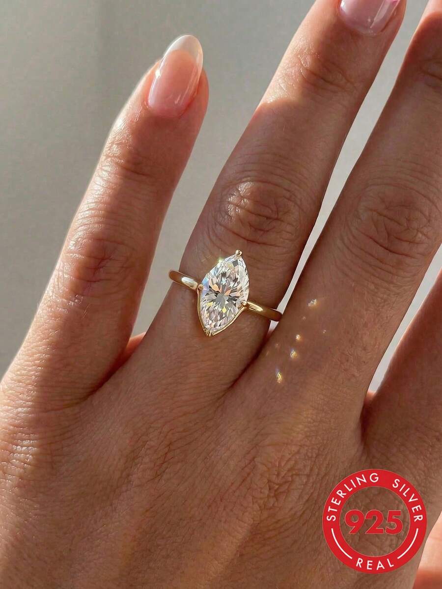 1 chiếc nhẫn bạc 925 cao cấp đính đá Zirconia cổ điển, tinh tế và độc đáo, hoàn hảo cho phụ nữ đeo đi dự tiệc và dạ hội, được chế tác tỉ mỉ, là món quà kỷ niệm lý tưởng dành cho bạn gái.