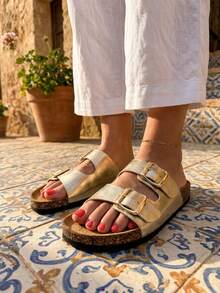 Chaussures Soraia, sandales plates confortables pour femmes avec double boucle réglable, semelle intérieure ergonomique et semelle extérieure en liège - Doré - Voir 1