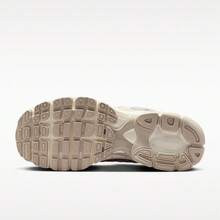 Nike 耐克女士 AIR MAX MOTO 2K 休闲运动鞋，低帮 HQ2056-108 - 銀色 - 查看 3