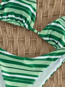 Onefish Bộ bikini tam giác kẻ sọc xanh lá cây, áo bikini tam giác dây mảnh buộc sau lưng có thể điều chỉnh, đệm mút có thể tháo rời, chất liệu vải mềm mại co giãn, họa tiết kẻ sọc nhiều màu, kiểu dáng phối màu tương phản tươi mới, thích hợp cho kỳ nghỉ hè trên bãi biển. - màu xanh lá - Xem 5