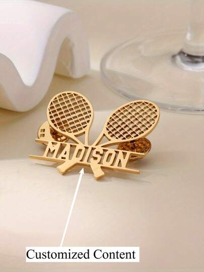 Broche de tenis personalizado - Insignia con nombre de raqueta de tenis personalizada, diseño dorado adecuado para entusiastas del deporte, accesorio elegante y de moda - Adecuado para todas las estaciones