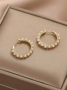 一对优雅的珍珠耳环，甜美飘逸的设计，百搭且修饰脸型，是女孩的理想之选。 - 彩色 - 查看 4