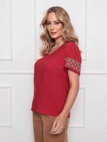 DUOUNO MODAS - WOMEN'S BLOUSE SHORT SLEEVE VISCOLINE FABRIC V-NECK WITH EMBROIDERY ON THE SLEEVE - PLAIN WOMEN'S BLOUSES - 紅色 - 查看 2