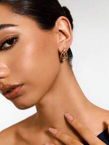 1 paire de boucles d'oreilles créatives en forme de cercle torsadé doré, design unique et simple, convient pour un port quotidien pour les femmes - Doré - Voir 3
