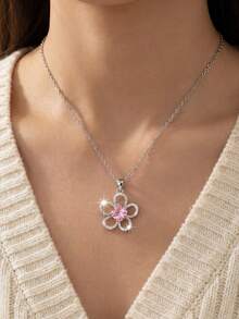 1件不锈钢银色项链，5瓣花朵吊坠设计，中央镶嵌方形粉色立方氧化锆石，花瓣边缘镶嵌圆形钻石，优雅饰品，适合女性日常佩戴、派对、婚礼、订婚、周年纪念、情人节、母亲节、圣诞节等各种场合。 - 彩色 - 查看 2