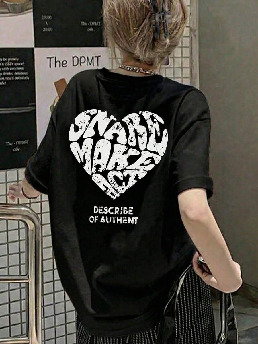 日式夏季愛心圖案女款寬鬆休閒短袖上衣，藍色字母背印 T-shirt，黑色
