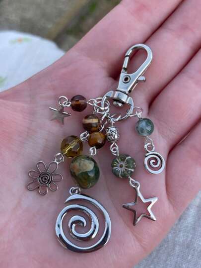 手工半宝石钥匙扣，嬉皮风钥匙圈，嬉皮风配饰银色漩涡包挂饰，台球包挂饰，蝴蝶包挂饰，串珠包挂饰，银星包挂饰，镂空花朵包挂饰，链条包挂饰，合金包挂饰，彩色包挂饰，女士包挂饰，钱包包挂饰，斜挎包挂饰，手提包挂饰，背包装饰，女士包包配饰
