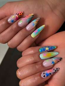 Bộ móng giả lấy cảm hứng từ mùa hè rực rỡ với chủ đề "Ngọt ngào và Cay nồng" được vẽ tay với họa tiết da báo và ngựa vằn, các họa tiết ngôi sao lấp lánh và đầu móng nhọn kiểu Pháp. Hình dáng thon gọn, nhọn kết hợp với hiệu ứng chuyển màu xanh vàng tạo nên một bộ móng giả cá tính, sành điệu và thời thượng, lấy cảm hứng từ nghệ thuật vẽ móng những năm 90, Y2K và phong cách nhạc dance đường phố. - Nhiều màu - Xem 1