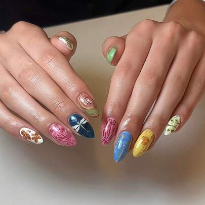 24片夏季杏仁美甲贴片，融合了波西米亚涂鸦艺术风格元素，例如花朵、蜻蜓和太阳。按压式亚克力美甲贴片，打造独特而富有艺术感的指甲造型，适合女性和年轻女性在日常生活、约会和派对等各种场合使用。