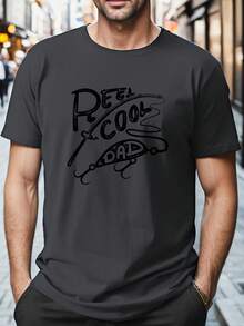 Camiseta de manga corta y cuello redondo para hombre de talla grande, con estampado de caña de pescar y la frase "REEL COOL DAD", estilo casual y elegante para actividades al aire libre en verano. - Negro - Ver 3